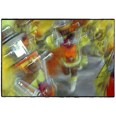 Ballerini della scuola di samba in una foto con movimento