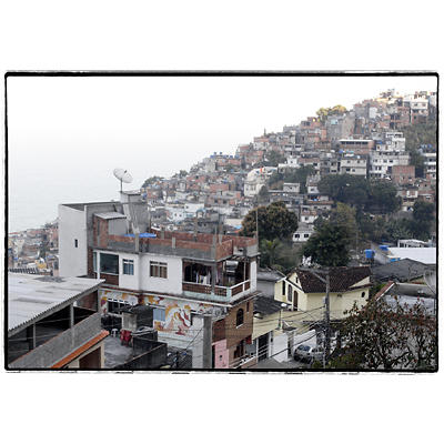 La Favela do Vidigal vista dall'alto verso la Baia di Guanabara