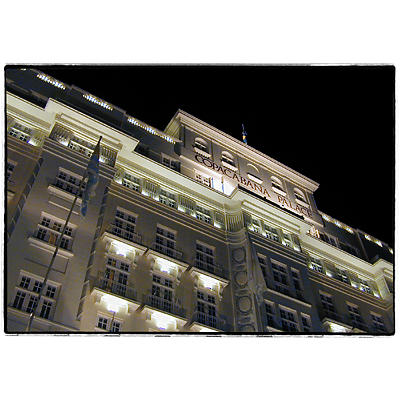 Vista esterna e notturna della facciata del Copacabana Palace
