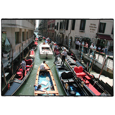 Canale di Venezia con imbottigliamento di gondole
