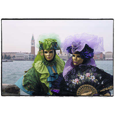 Due Maschere con Venezia sullo sfondo