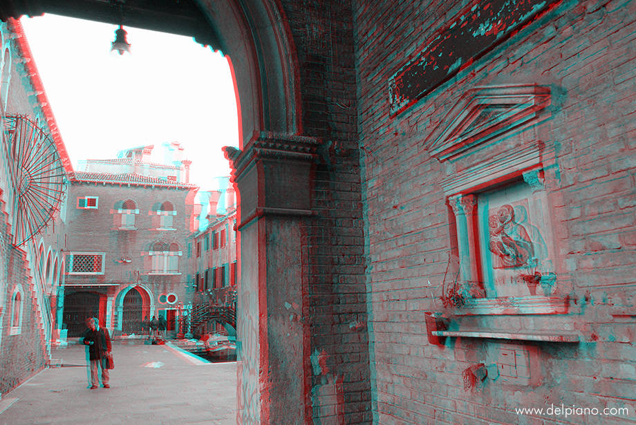 3D stereo Anaglyphs of peculiar street details in Venice