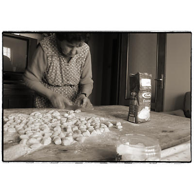 Anziana prepara a mano gli 'Gnocchi alla Piemontese'