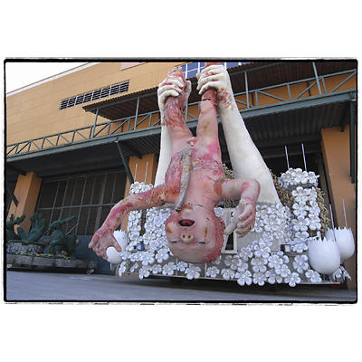 Controverso carro di Carnevale della Viradouro in esposizione alla Cidade do Samba mostrando il momento della nascita del bambino