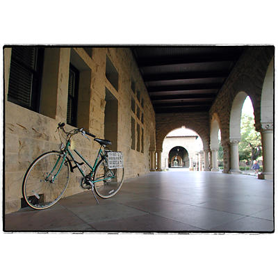 Bicicletta in un porticato nella Stanford University