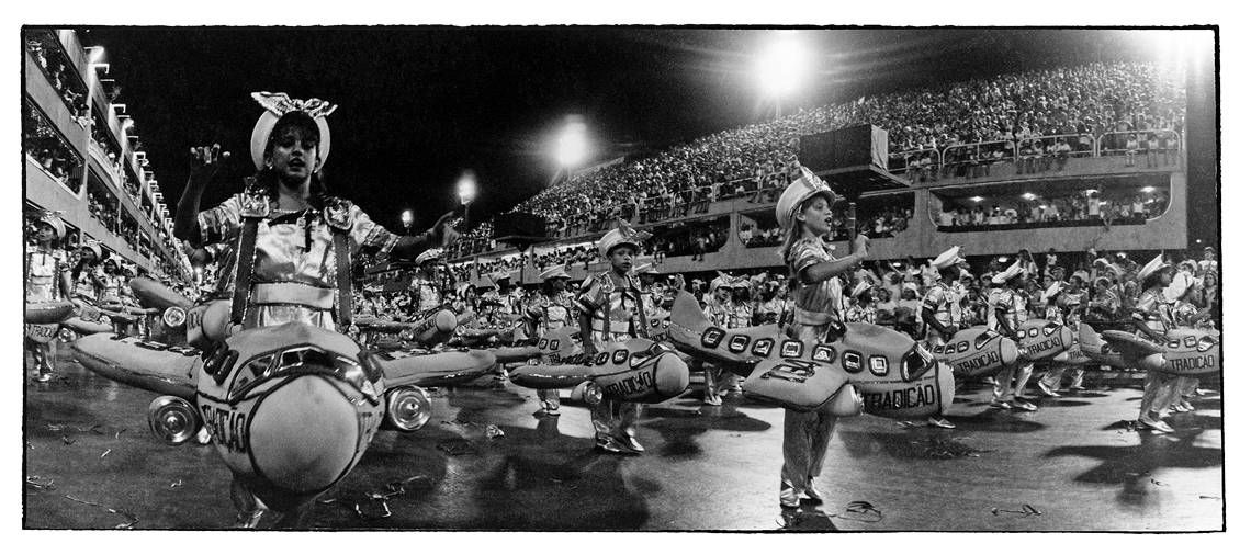 Rio Sambodrome - Kids in aviation disguise (Samba School Tradição)