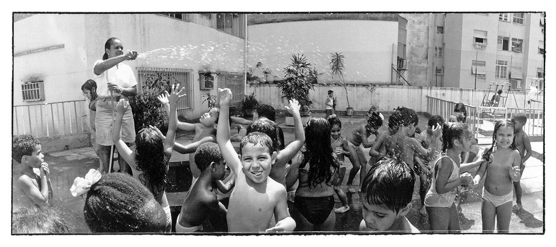 Rio de Janeiro: kindergarten on top of a building in Copacabana - Taking a shower