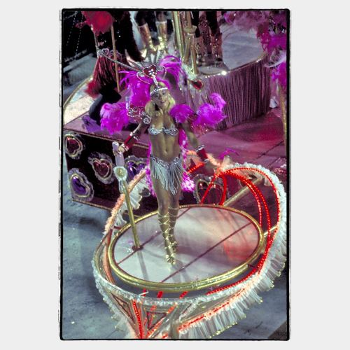 Rio: sexy blonde with violet decoration in Samba School flot
